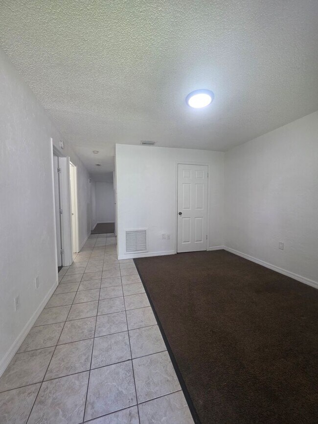 1824 S Clyde Morris Blvd-Unit -1824-10 in Daytona Beach, FL - Foto de edificio - Building Photo