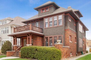 3822-3824-3824 N Maryland Ave in Shorewood, WI - Building Photo