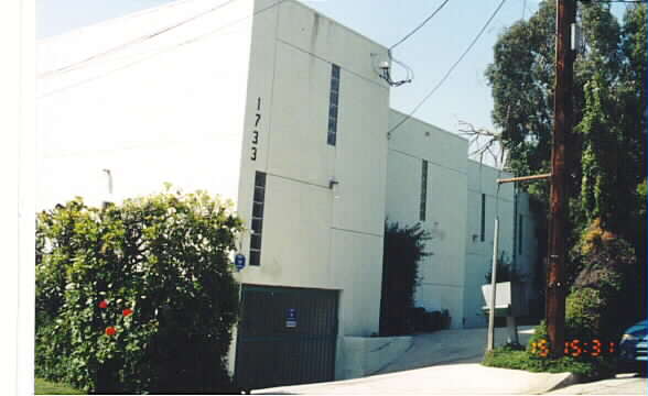 1733 Lucile Ave in Los Angeles, CA - Foto de edificio - Building Photo