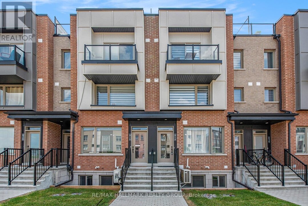 814 Mikinak Rd in Ottawa, ON - Building Photo
