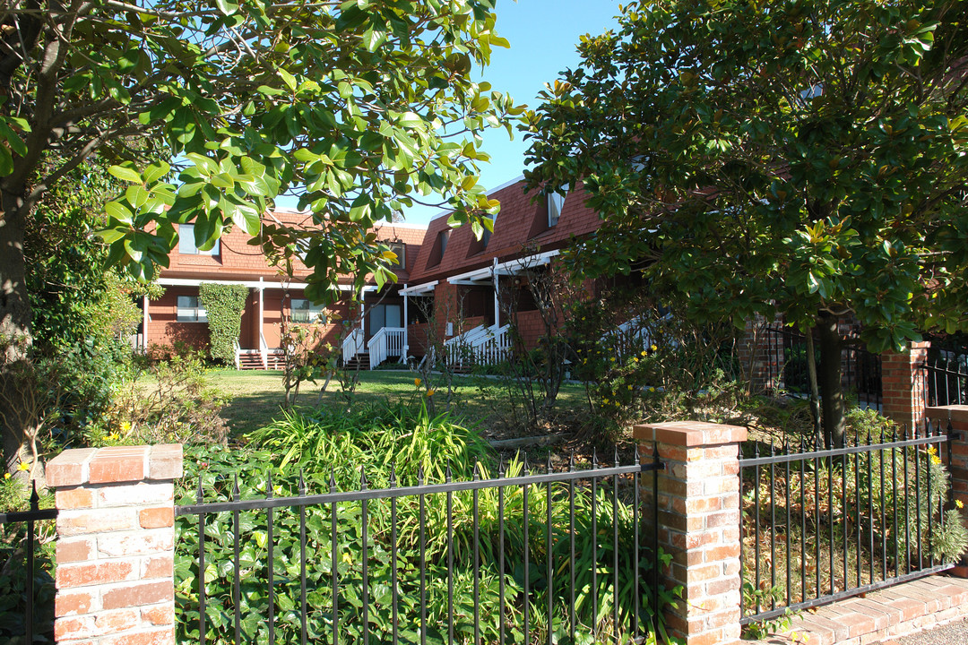 Six Laurel Place in San Rafael, CA - Building Photo