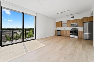 555 NE 8th St, Unit 0506 in Fort Lauderdale, FL - Building Photo - Building Photo