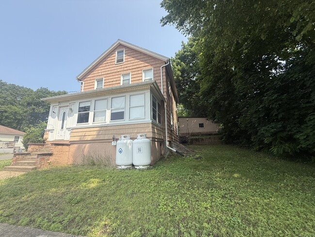 384 Park St in Bristol, CT - Building Photo - Building Photo