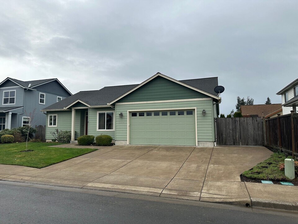 369 Camrin Loop in Creswell, OR - Foto de edificio