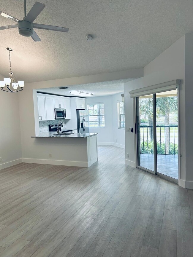 6528 Via Regina in Boca Raton, FL - Building Photo - Building Photo
