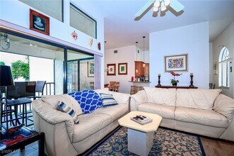 559 Beachwalk Cir in Naples, FL - Foto de edificio - Building Photo
