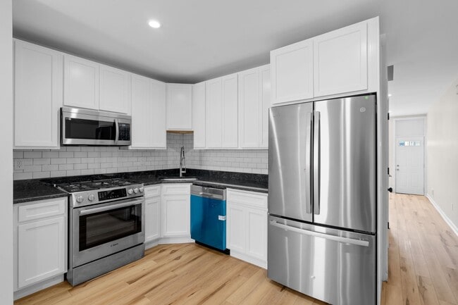 2524 E Fayette St in Baltimore, MD - Building Photo - Building Photo