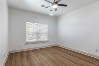 5225 Maple in Dallas, TX - Foto de edificio - Building Photo