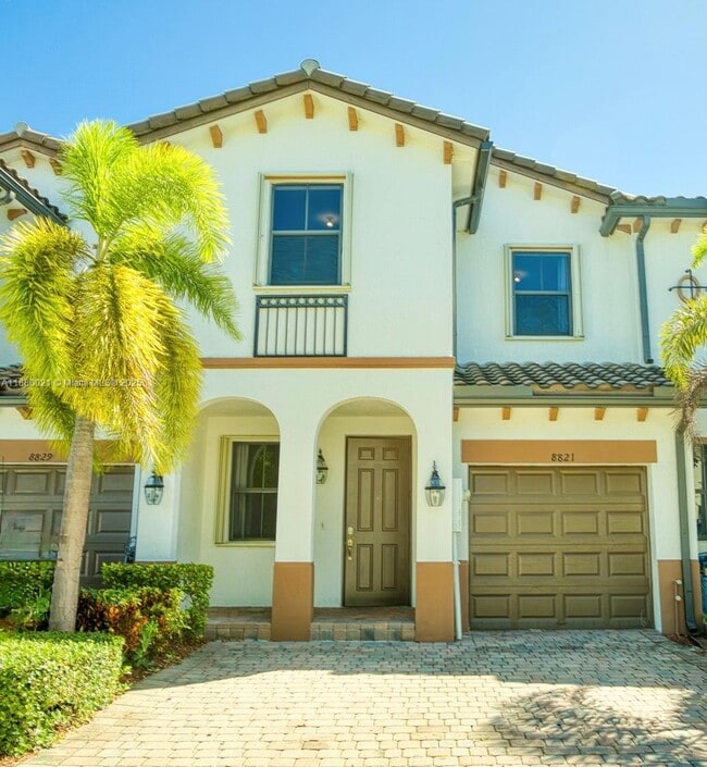 8821 NW 103rd Pl in Doral, FL - Building Photo - Building Photo