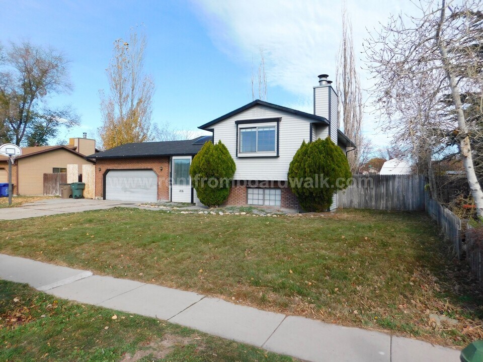 1876 W Morton Dr in Salt Lake City, UT - Building Photo
