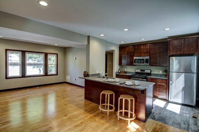 924 18th Ave SE in Minneapolis, MN - Building Photo - Building Photo