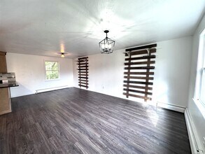 8 Neff Rd in Hampton, CT - Building Photo - Building Photo