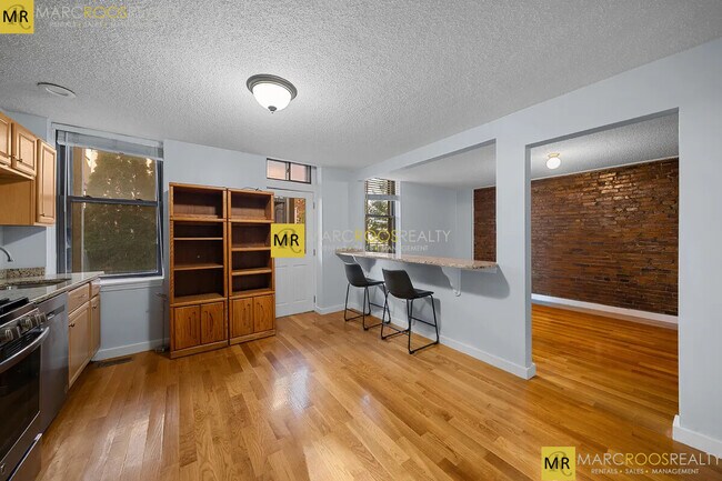 192 Athens St in Boston, MA - Foto de edificio - Building Photo