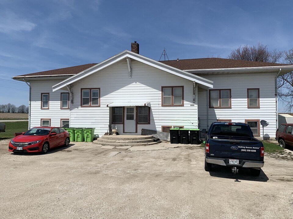 W1694 County Rd H, Unit 2 in New Holstein, WI - Building Photo