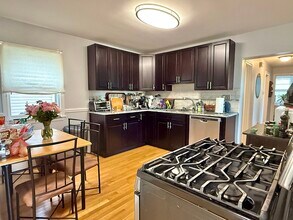 10 Granville Ave in Medford, MA - Building Photo - Building Photo