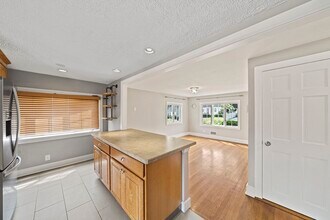 28 Hillside Ave in Stoneham, MA - Building Photo - Building Photo