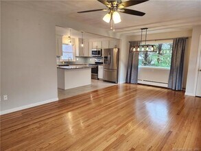 24 Savi Ave in Waterford, CT - Foto de edificio - Building Photo