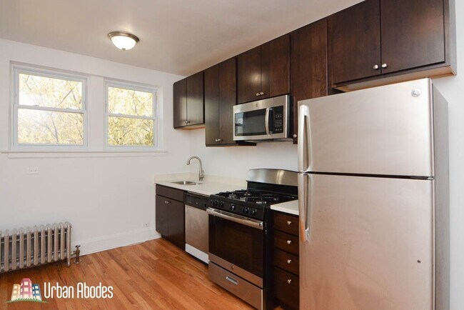 2946 N Albany Ave, Unit M04B in Chicago, IL - Foto de edificio - Building Photo
