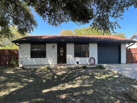 1303 Pendergrass St in Lockhart, TX - Building Photo