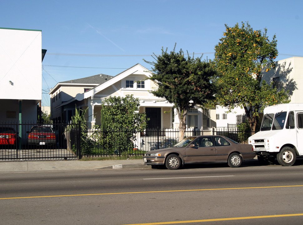 3015 S Normandie Ave in Los Angeles, CA - Building Photo