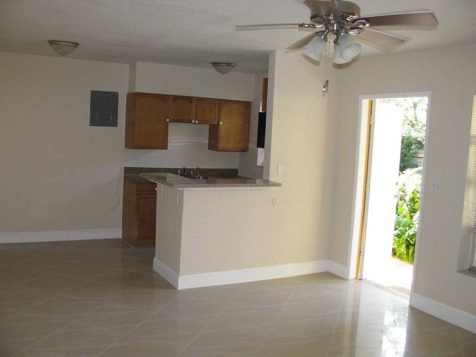 819 NE 14th Pl-Unit -2 in Fort Lauderdale, FL - Building Photo