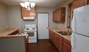 807 W Pershing St in Springfield, MO - Building Photo - Building Photo