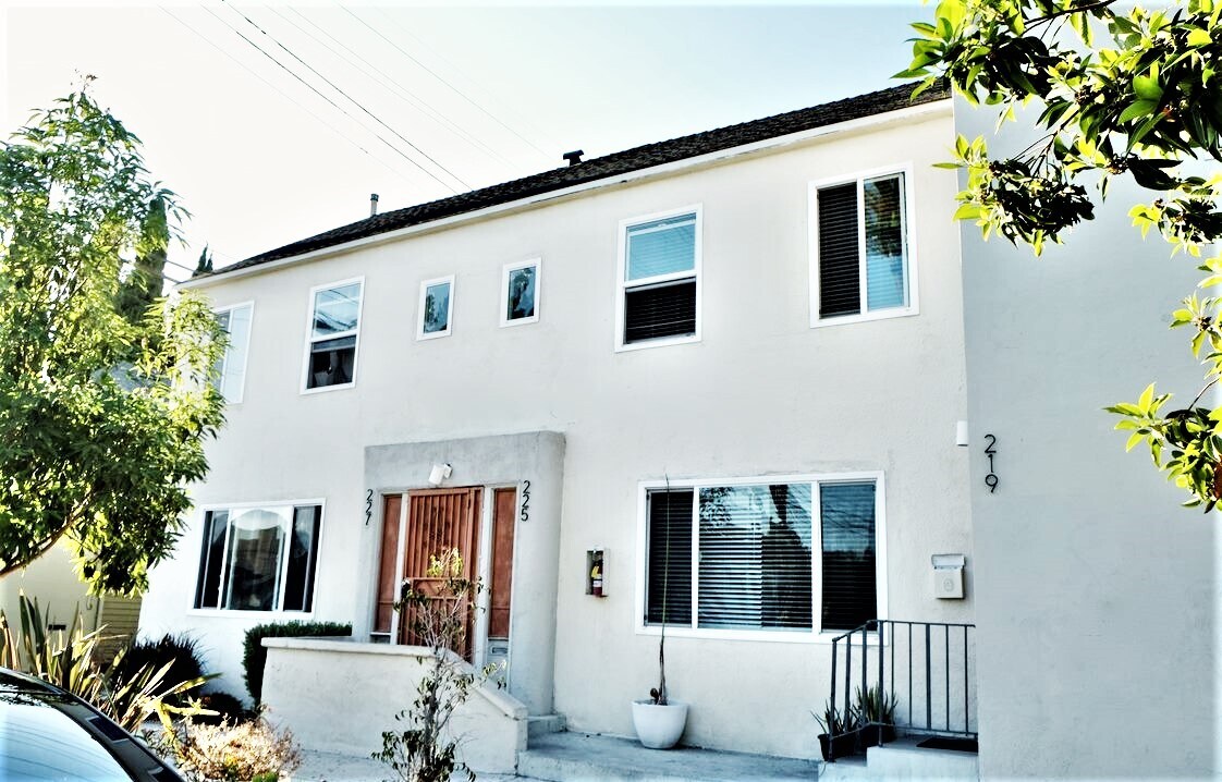 225 W 8th St in Long Beach, CA - Building Photo