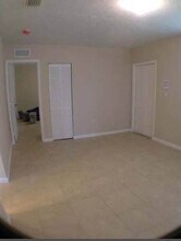 320 NE 166th St in Miami, FL - Foto de edificio - Building Photo
