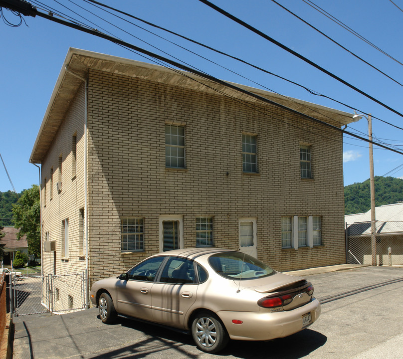 1617 W Dupont Ave in Belle, WV - Building Photo