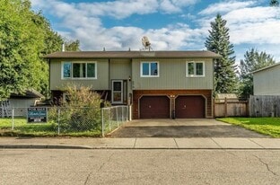 579 Slater Dr in Fairbanks, AK - Building Photo