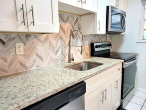 125 NW 25th St in Wilton Manors, FL - Building Photo - Building Photo