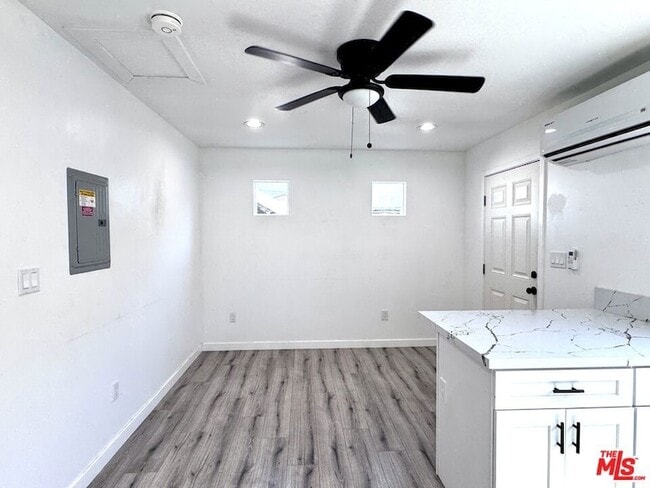 841 W 64th St, Unit 8415 in Los Angeles, CA - Building Photo - Building Photo