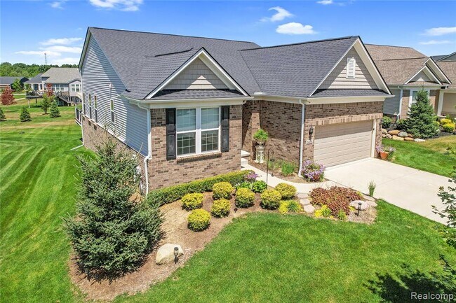 5008 Oakdale Dr in Village of Clarkston, MI - Building Photo - Building Photo