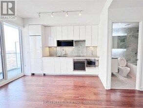 115 McMahon Dr in Toronto, ON - Building Photo - Building Photo