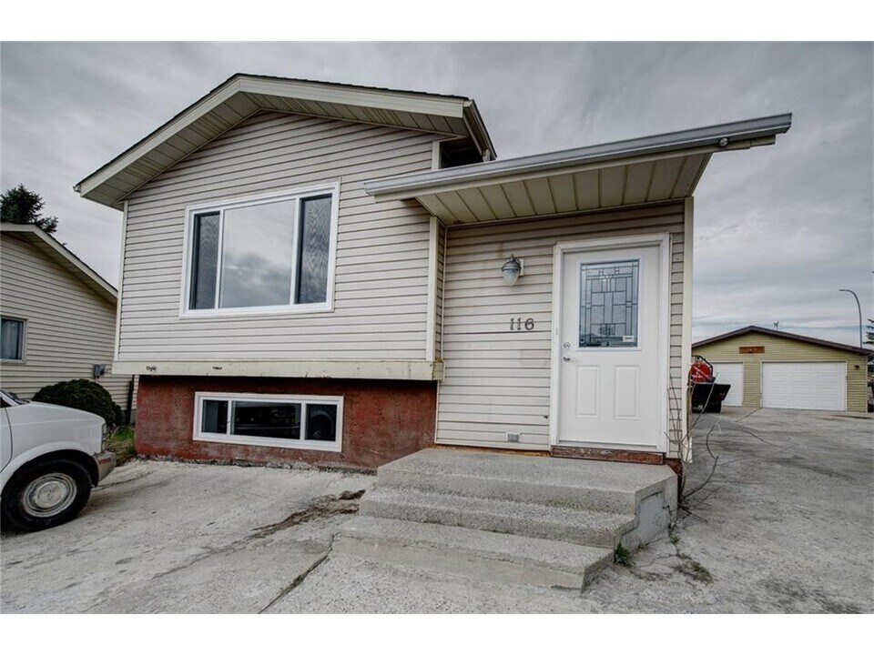 116 Castlebrook Way NE in Calgary, AB - Building Photo