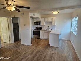 1330 E Highland Ave in Phoenix, AZ - Building Photo