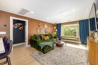 1368 1/2 Yosemite Dr in Eagle Rock, CA - Foto de edificio - Interior Photo