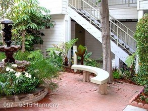 Harmony Village in North Hollywood, CA - Foto de edificio - Building Photo