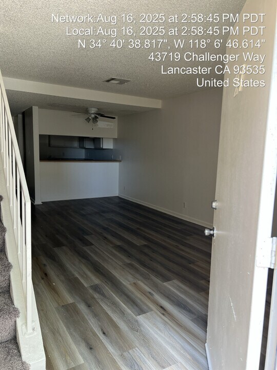 43711 Challenger Way in Lancaster, CA - Building Photo