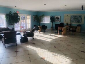 17901 NW 68th Ave in Hialeah, FL - Foto de edificio - Building Photo