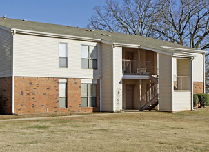 Woodridge Apartments in Athens, AL - Building Photo - Building Photo