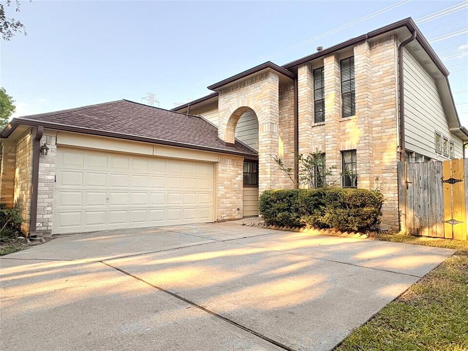 1935 Creekshire Dr in Sugar Land, TX - Building Photo
