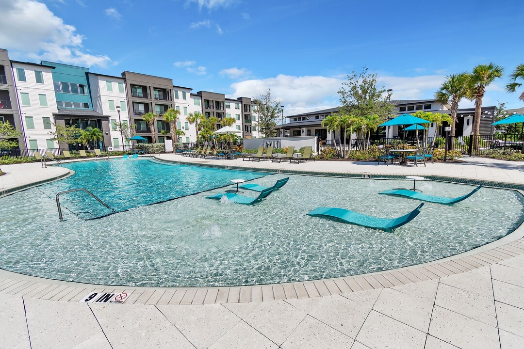 AVLI AT CROSSTOWN CENTER in Tampa, FL - Building Photo