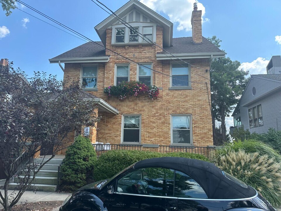 400 Grand Ave in Cincinnati, OH - Building Photo