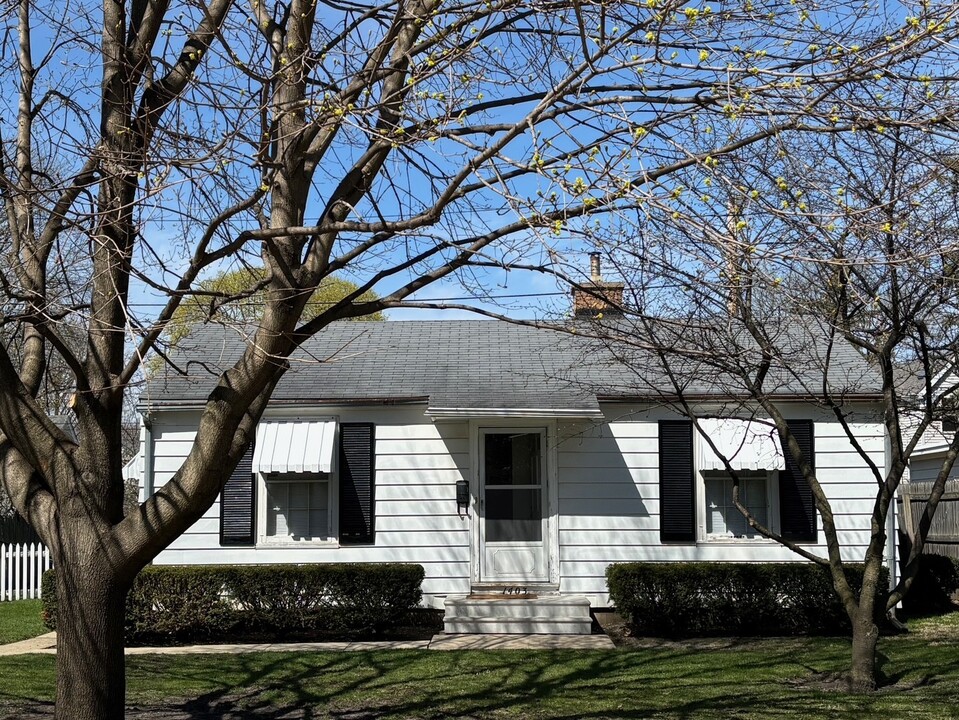 1403 S 4th St in St. Charles, IL - Foto de edificio