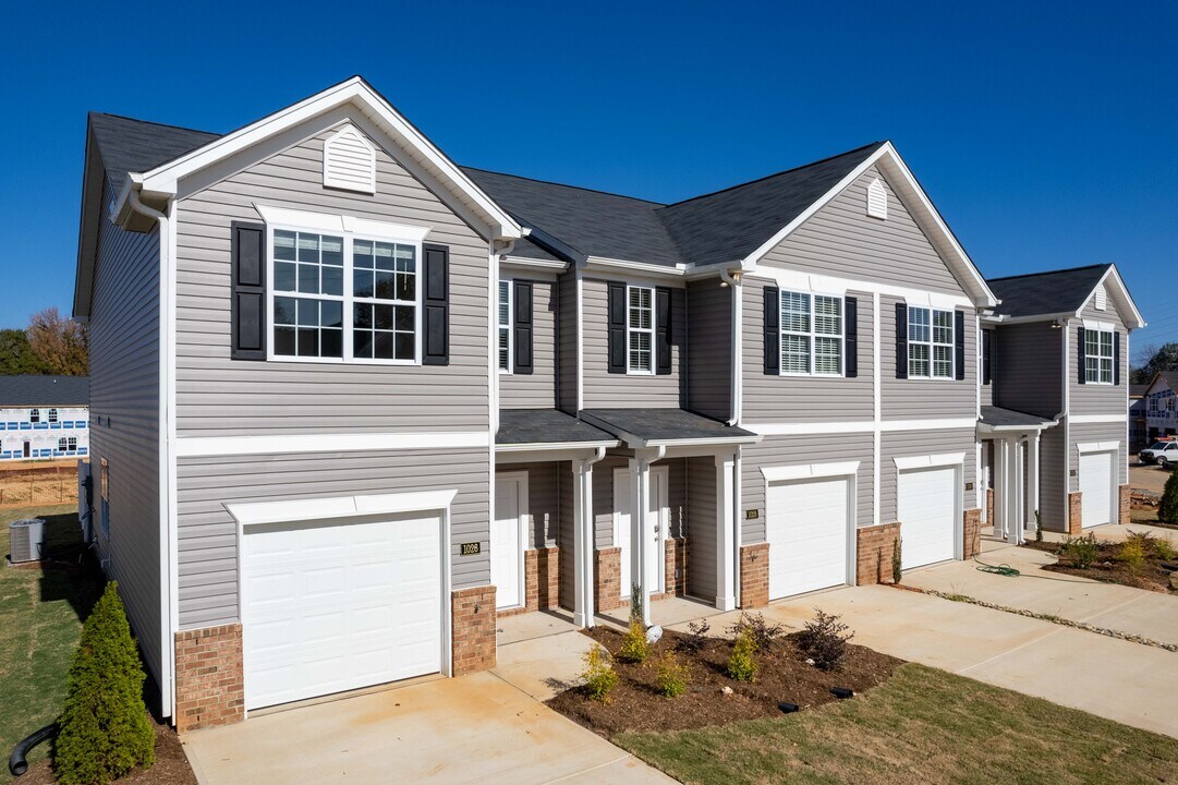 RiVera Townes in Burlington, NC - Foto de edificio