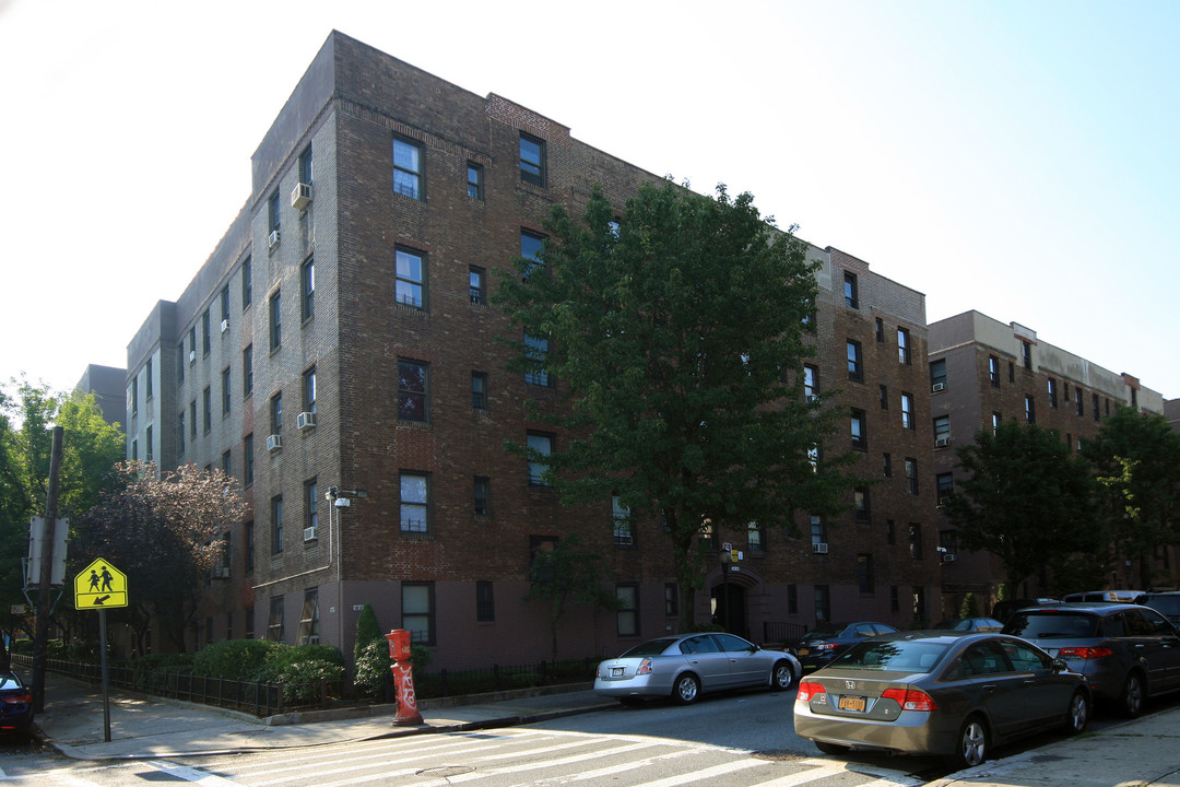 48-05 46th St in Flushing, NY - Building Photo