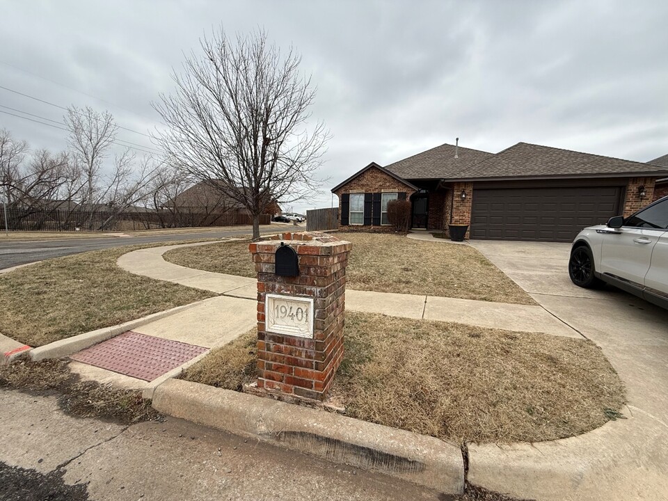 19401 Skylers Dr in Edmond, OK - Building Photo