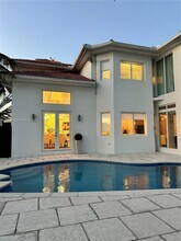 6801 NW 113th Ct in Doral, FL - Foto de edificio - Building Photo