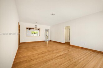 2431 Overbrook St in Miami, FL - Building Photo - Building Photo